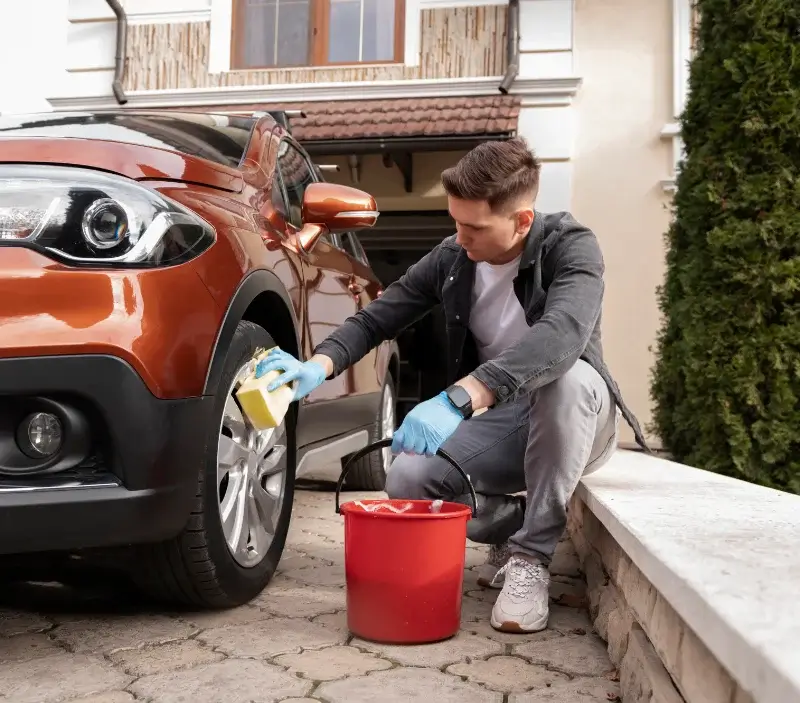 Lavage auto à domicile Saint-Germain-en-Coglès : professionnel intervenant sur un véhicule